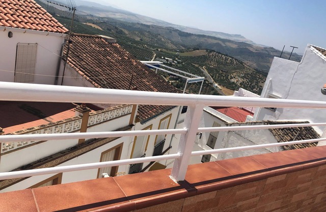 Quirky but stylish townhouse, heart of the old town, stunning views from terrace