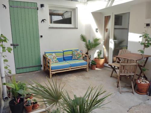 Quirky modern property fully equipped close to Carcassonne ideal for couples & cyclists