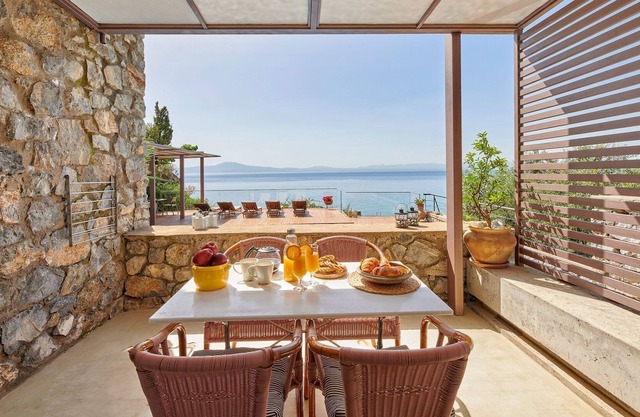 R 3036 Villa Everett with Private Balcony, Sea view & Soundproof Windows.