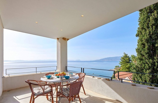 R 3037 Villa Everhard WITH Fireplace, Sea view & Soundproof Windows.