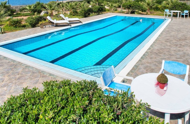 R 809 Luxury Beachfront Villa with 95 sq.m Private Swimming Pool Daily Maid Service