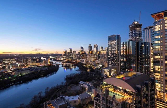 Rainey St. Penthouse - Luxe Design & Skyline Views