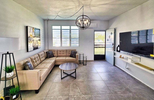 Ramey Base: 2 Mins-Airport/Beach/Golf/King Bed