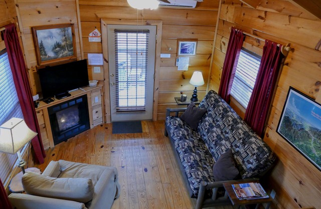 Real Logs-1BR, sleeping loft & futon-sleeps 6. Riverside w/Hot Tub