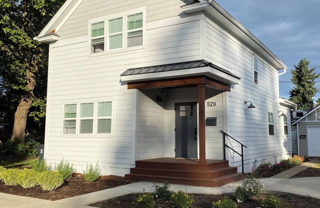 Recently Updated - 3 Blocks to Downtown and OSU!