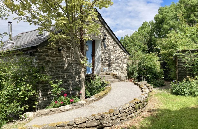 Red Kite Cottage - Romantic Retreat with Stunning Views & Two Private Meadows