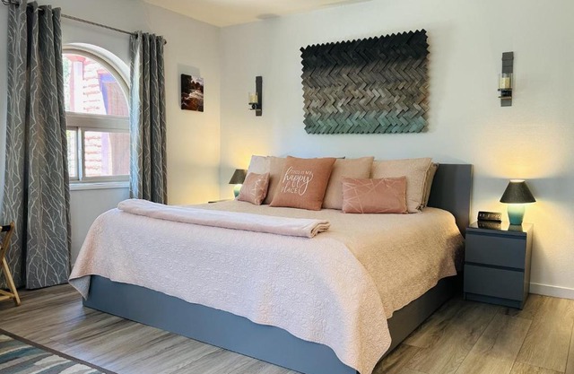 Red Rock Escape - Cozy King Bed Studio & Gardens, Trails, Views, Red Rock Pass