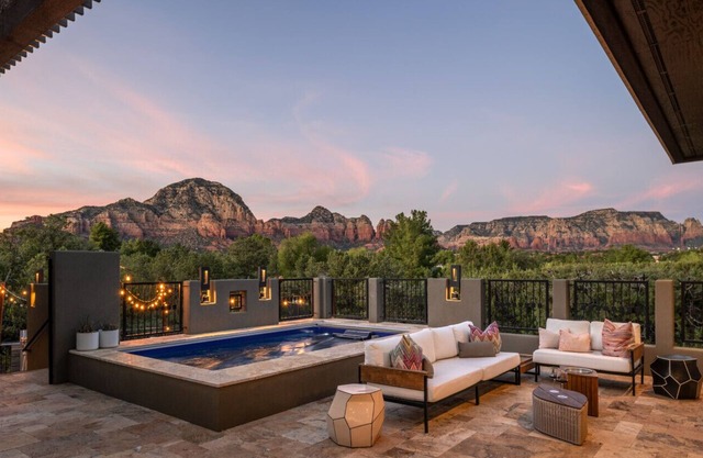 Red Rock Luxe Villa: Pool, Spa, Views, Private Courtyard