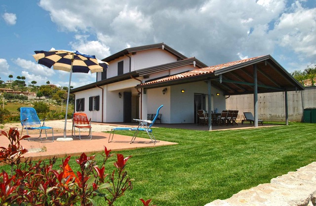 RED ROSES ground floor flat in villa