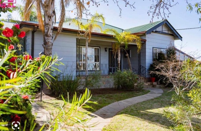 Red Steps - 4 bedroom home