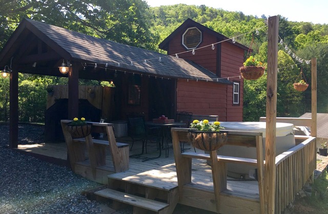 Red Tiny House In The Mountains - waterfall, jacuzzi and stunning farm views