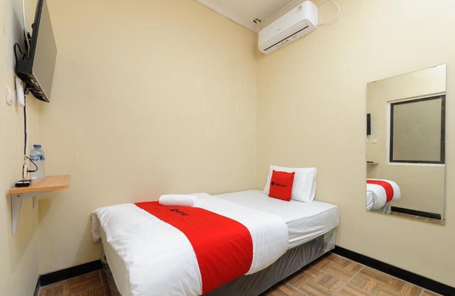 RedDoorz near The Jungle Waterpark Bogor