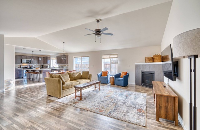 Redmond Basecamp Getaway = Fun/Climb/Hike/Ski/Family-Smith/ExpoCtr/Sisters/Bend!