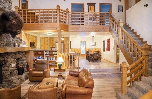 Reed Home - Spacious home on .5 acres with stone fireplace, 5-minute walk to bas