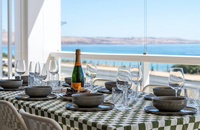 Reef House: Pool Beachfront Near Wineries