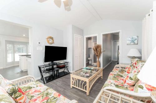 Refreshing Resort Getaway with Patio near the Bay