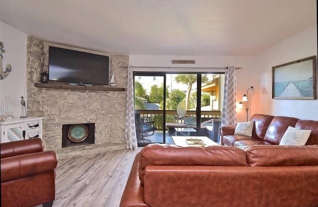 Relax at Cozy Cove! Waterfront w/Large Pool & Boat Dock. Short walk to Turtle Beach. CC4
