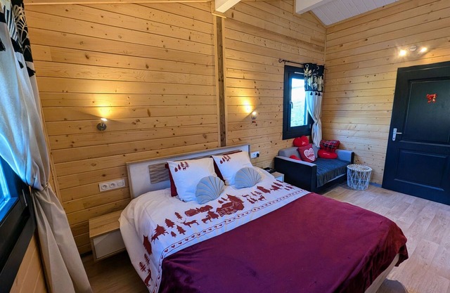 Relaxing chalet with spa and sauna near 1000 Ponds