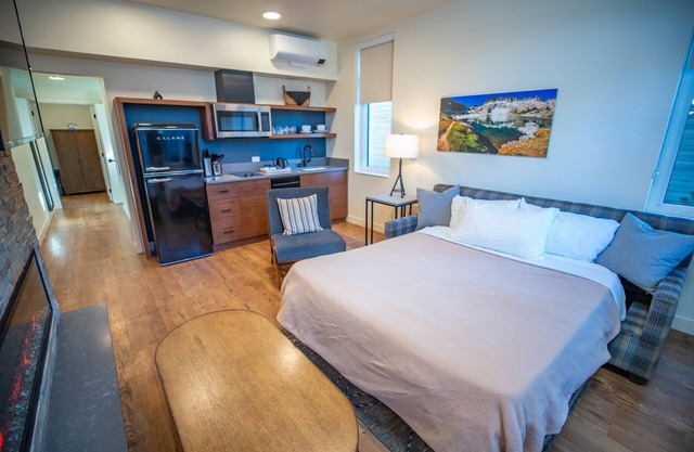 Relax in Spacious Alpine Room with Shuttle, Gear Rentals & Sherwin Lakes