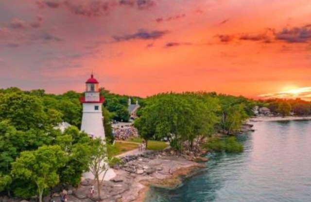 Relax on beautiful Catabwa, Lake Erie in West Harbor