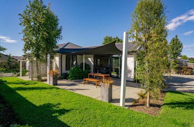 Relax on Snowberry - Wanaka Holiday Home