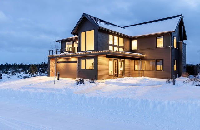 RELAX! Soaking tub ~ fire place ~ hot tub ~ resort pool + amenities ~ Bend ~ 🐶