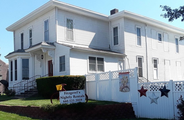 Relax with 2 queens, no added cleaning fees & full kitchen