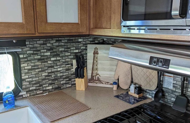 Relaxing 1 bedroom 2019 Camper beside the Seven River