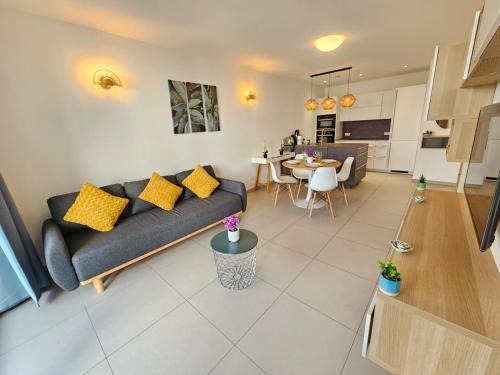 Relaxing 1 BR Flat with terrace and parking