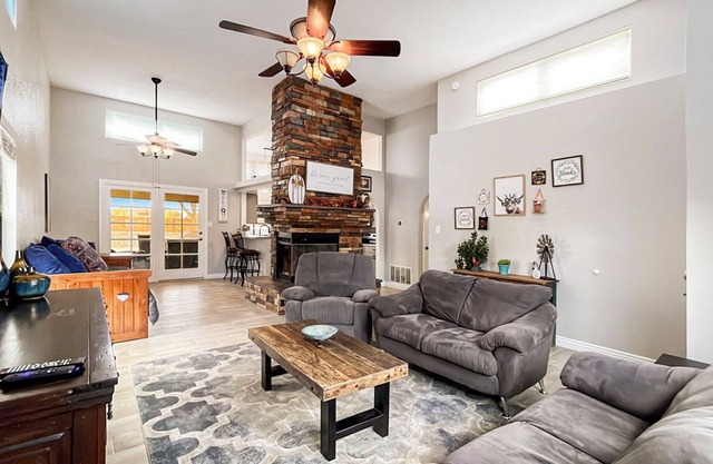 Relaxing 4 Bedroom House With Swim Spa