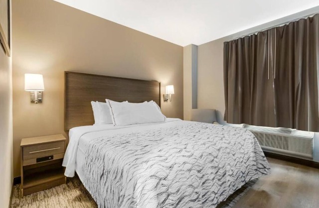 Relaxing Hotel Room with Plush Bedding & Peace | Near JFK Airport – 10 Min Ride