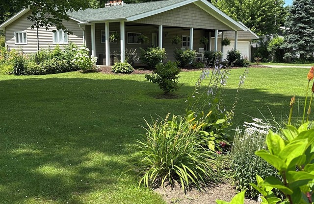 Relaxing Ranch on the Mainland. Minutes to Algonac State Park and the ferries.
