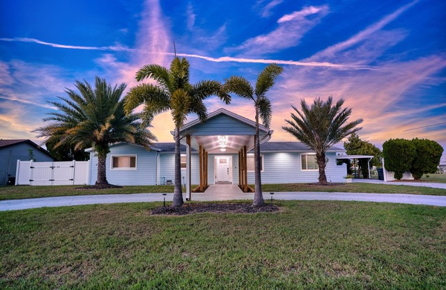 Relaxing Retreat Apollo Beach l Waterfront I Pool l Spa l Dock I Firepit