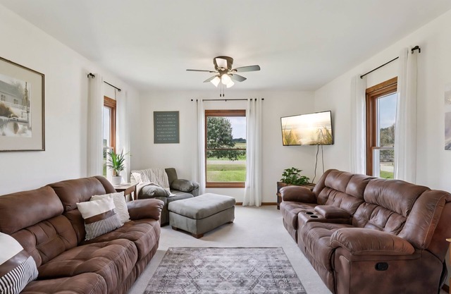 Relaxing Spacious farmhouse with fire-pit and family friendly amenities