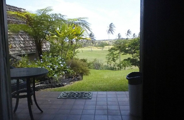 Relaxing Studio Condo Getaway, Minutes From Black Sand Beach *Newly Renovated*