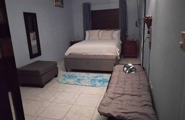 Relaxo Negril Villa, 6-bedroom, 5 bathroom villa in West End with WiFi, AC