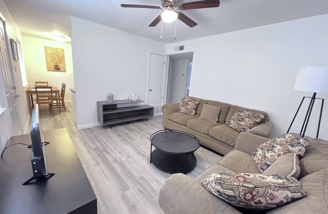 Remodeled 2br ato with AC, WIFI, Washer near hospitals,UNM, I-25,CNM, airport