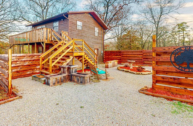 Remodeled cabin in quiet location with firepit, private balcony & smart TV