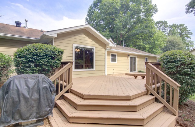 REMODELED PEACHTREE CITY HOME ON GOLF COURSE