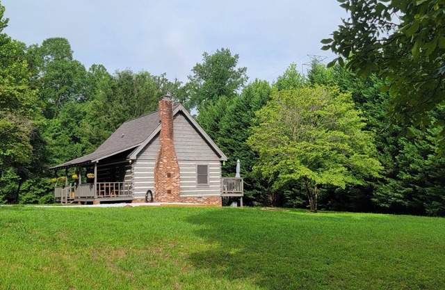 Remote, Modern, Cozy Cabin on 12 acres; Only 2.5 Miles from Traveler's Rest!