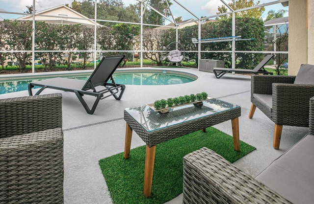Renovated 4bd house close to Disney with heated pool, fireplace in Davenport