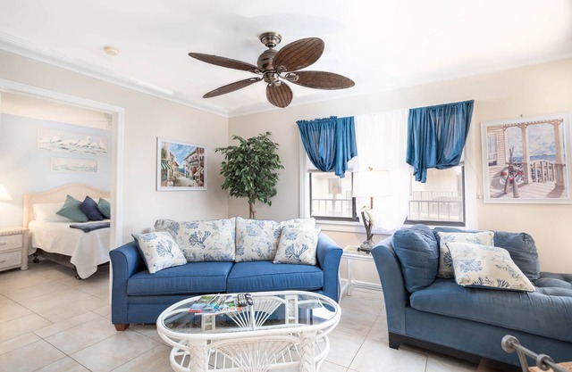 Renovated 6/2023 Top Floor Balcony Water View 2B/2B, Pool, Hot Tub, Grill, WIFI