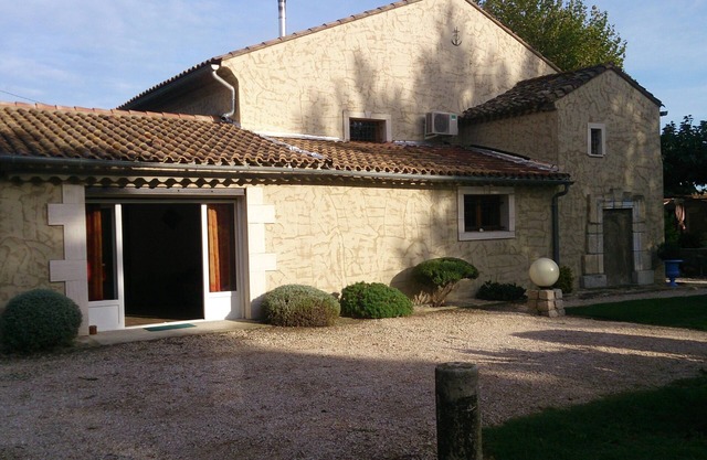 Rent 2 rooms of 50 m2 in mas provençal.