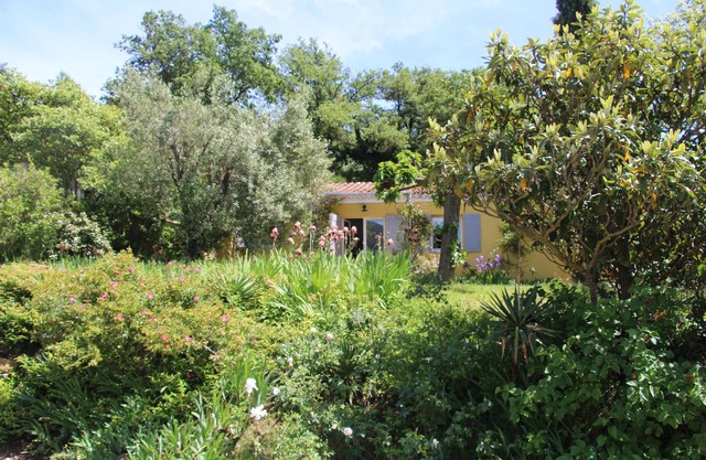 Rent a gite at the foot of the Luberon mountain