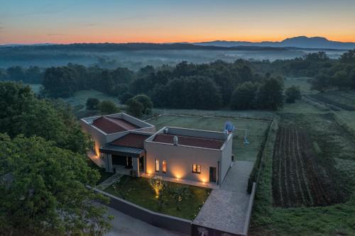 Residence Villa Manuela with Pool & Jacuzzi - Batlug