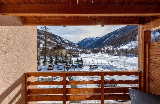 Resort center, fitness, swimming pool, parking, tv, ski locker, 27-54m², Abriès