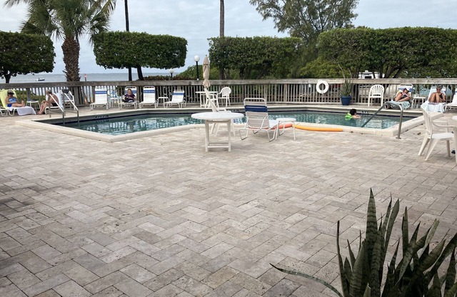 Resort, New Remodel, Sleeps 8, with Boat Slip, Dock Heated pool, Fully Furnished