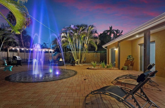 Resort-Style Coastal Villa - Luxurious Courtyard - Splash Pad, Fire Pit, and More!