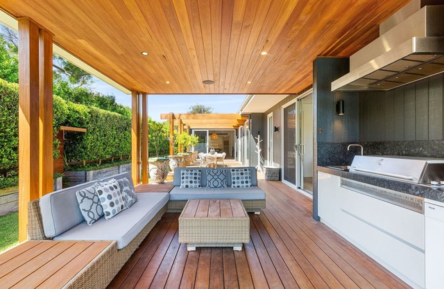 Resort style home, Pool & Tennis court, walk to Beach & Village (sleeps 10)