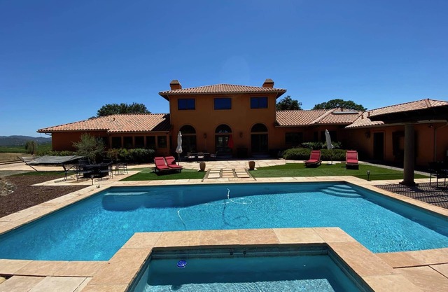 Resplendent Villa Retreat in the Wine Country